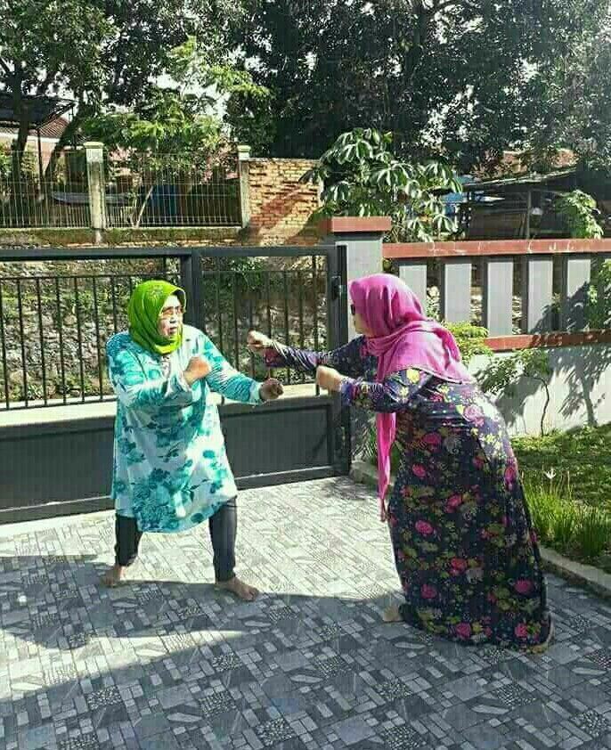 thiranosauruss's tweet photo. Ga semua ibu-ibu kesehariannya ngegoreng doang, ada juga yang adu mekanik https://t.co/GoyTKyjtb4