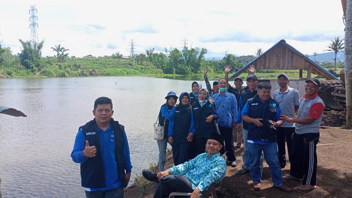 RendyAmri's tweet photo. Kamis (17/03/2022) Seluruh Penyuluh Perikanan Kab.Kepahiang menghadiri acara peresmian Kampung Perikanan Budidaya Ikan Nila di Desa Suro Ilir, Kec. Ujan Mas, Kepahiang.
@kkpgoid
@RISET_PALEMBANG
@puslatluhkp
@BudidayaKKP #GiatLuhkanSatminkalBRPPUPP https://t.co/GLFEHtOxRc