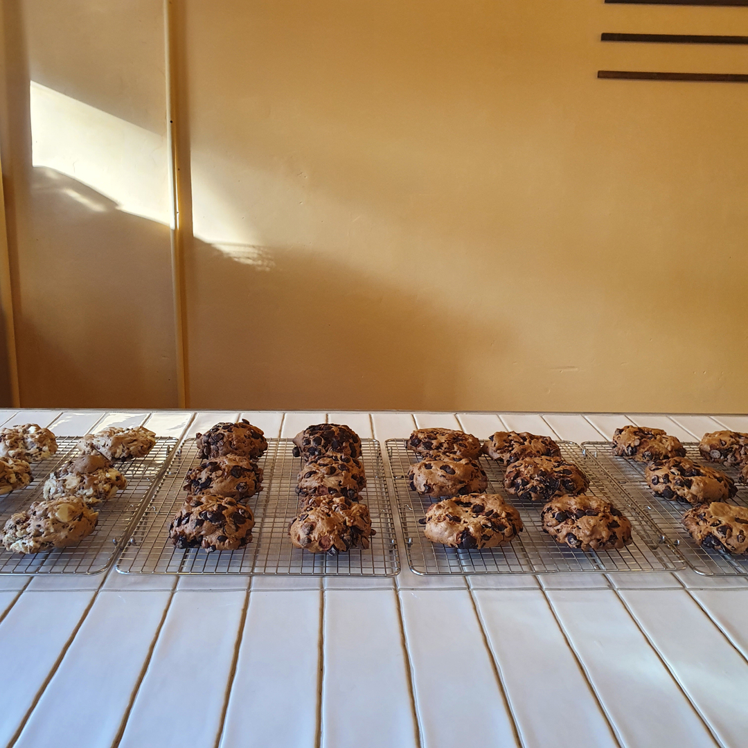 manifestoroast's tweet photo. These little monsters have been going down a treat! Baked in-house, these cookies are BIG, 100% vegan and gluten-free. Call them cookies for grown-ups, not sickenly sweet or oily.
.
Dark Chocolate & Walnut
"White" Chocolate and Raspberry
.
.
.
.
#perthcafes #chunkycookies #vegan https://t.co/KrJlXvEJH4