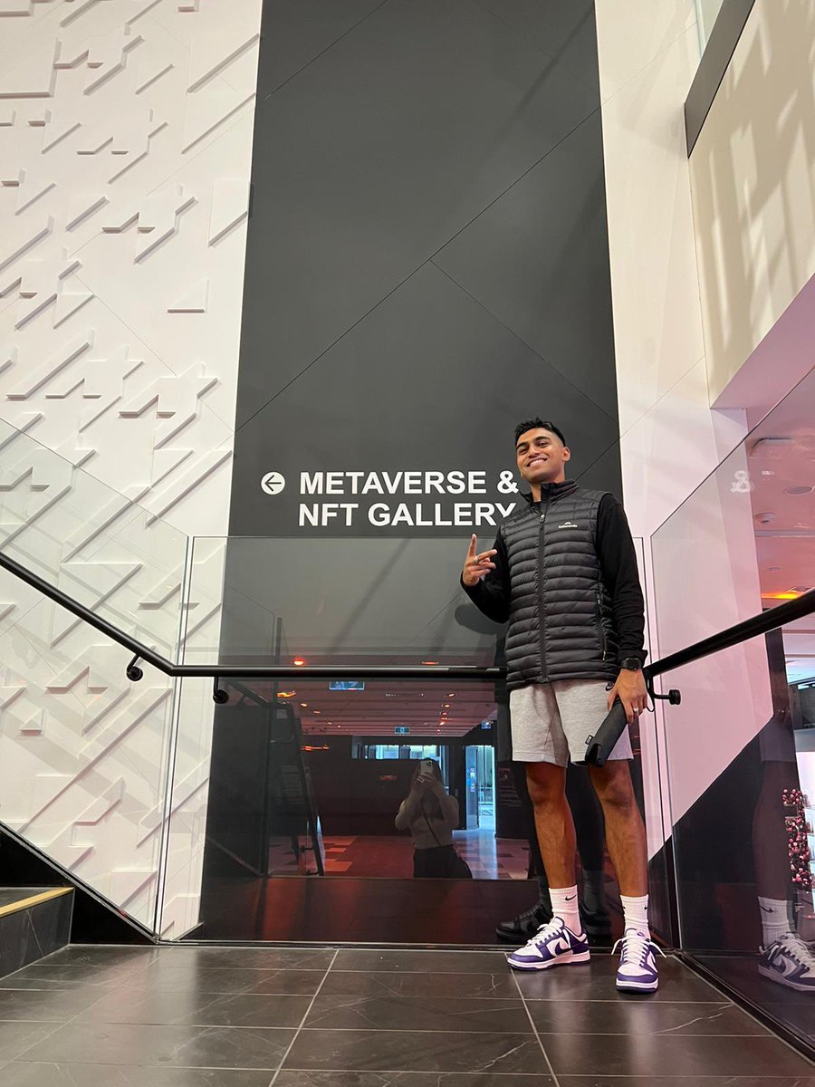ZyzzDucks's tweet photo. Visited my first ever hybrid Art &amp; NFT exhibition, the edge of chaos by @Elk1 and @TheKimmies 
Was so dope to finally see the WEB3.0 world come to reality. Only the beginning 💎

#Metaverse #edgeofchaos #nft #Web3 #art   #NFTs #NFTartists https://t.co/ackq7VwFac