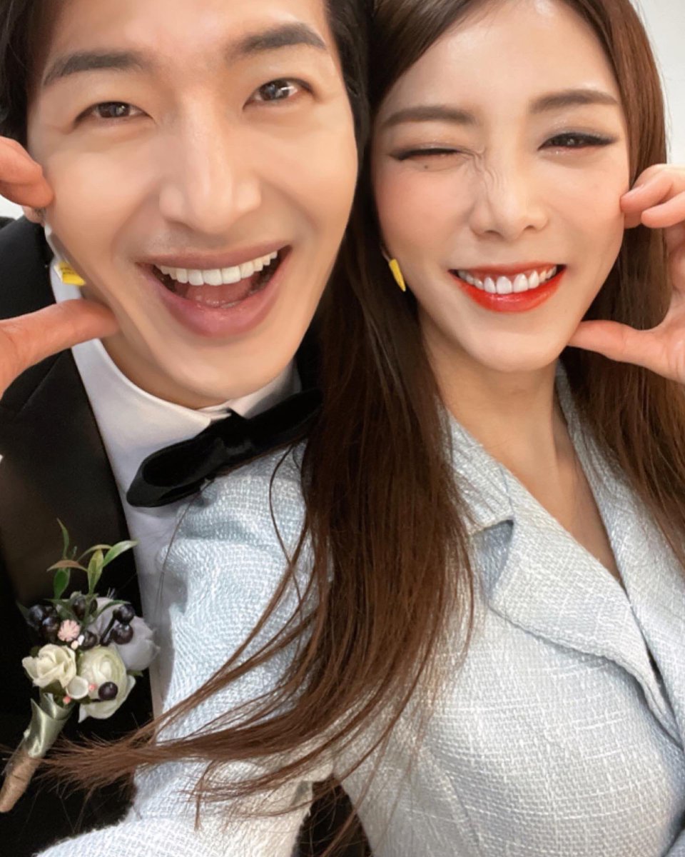 watermooon's tweet photo. 뮤롬줄 이후로 6년만에 투서윤 합체🙈

무대에서 서로의 눈을 바라보는건

이렇게나 행복한 일이구나아:)

오늘 손도경의 너였다면과 

양해영의 눈빛은 정말 못 잊을 것 같아

#양서윤 #한서윤 #투서윤
#손호영 #뮤지컬또오해영 #또오해영
#몽글몽글좋다아아💕 https://t.co/xC3kV1yx2H