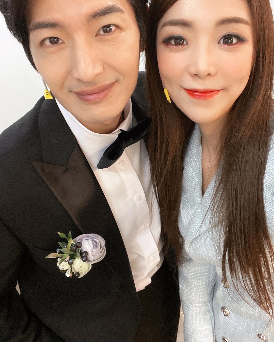 watermooon's tweet photo. 뮤롬줄 이후로 6년만에 투서윤 합체🙈

무대에서 서로의 눈을 바라보는건

이렇게나 행복한 일이구나아:)

오늘 손도경의 너였다면과 

양해영의 눈빛은 정말 못 잊을 것 같아

#양서윤 #한서윤 #투서윤
#손호영 #뮤지컬또오해영 #또오해영
#몽글몽글좋다아아💕 https://t.co/xC3kV1yx2H