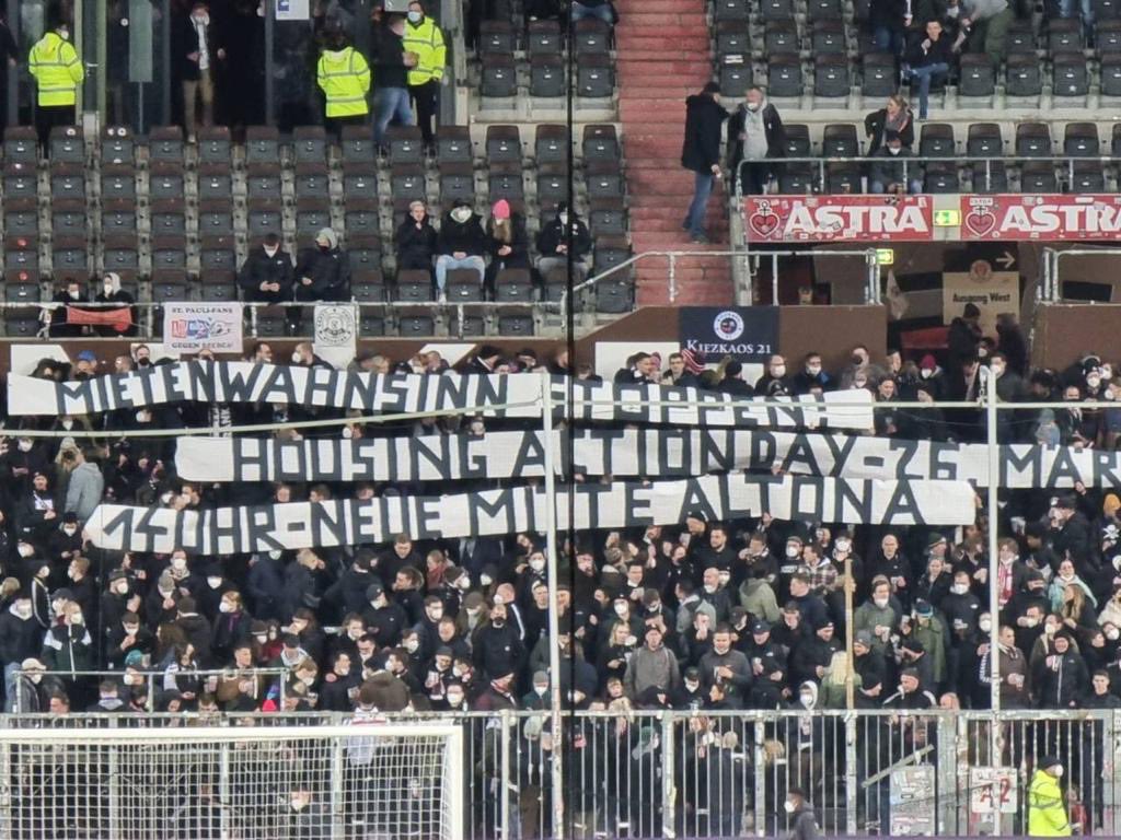hosemann_hh's tweet photo. Mobi-Tapete gestern Abend in der Südkurve beim Heimspiel vom @fcstpauli: »Mietenwahnsinn stoppen! Housing Action Day - 26. März - 14 Uhr - Neue Mitte Altona«. Mehr Infos zur Kundgebung in #Hamburg und zum #HousingActionDay2022 findet ihr hier: https://t.co/sZPWXpcpPb #HH2603 https://t.co/X0GqYGxGXx