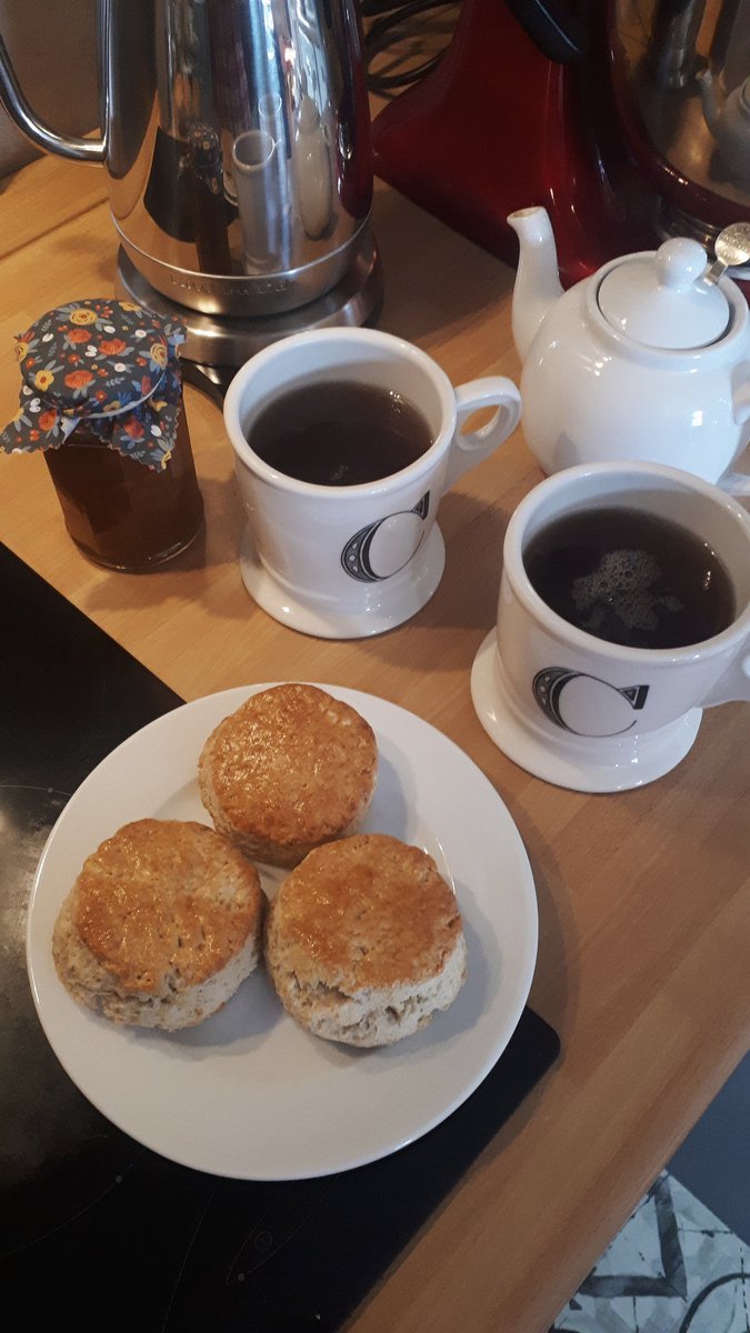 Comment rendre les matins plus doux:
- prendre le livre de recettes ecossaises de <a href="/French_Kilt/">Sarah ~ French Kilt</a> &amp; <a href="/bellaciccophoto/">Aurélie Bellacicco 🥐</a>
- réaliser des scones
- les accompagner d'un bon thé et de confiture maison
- profiter...
👌