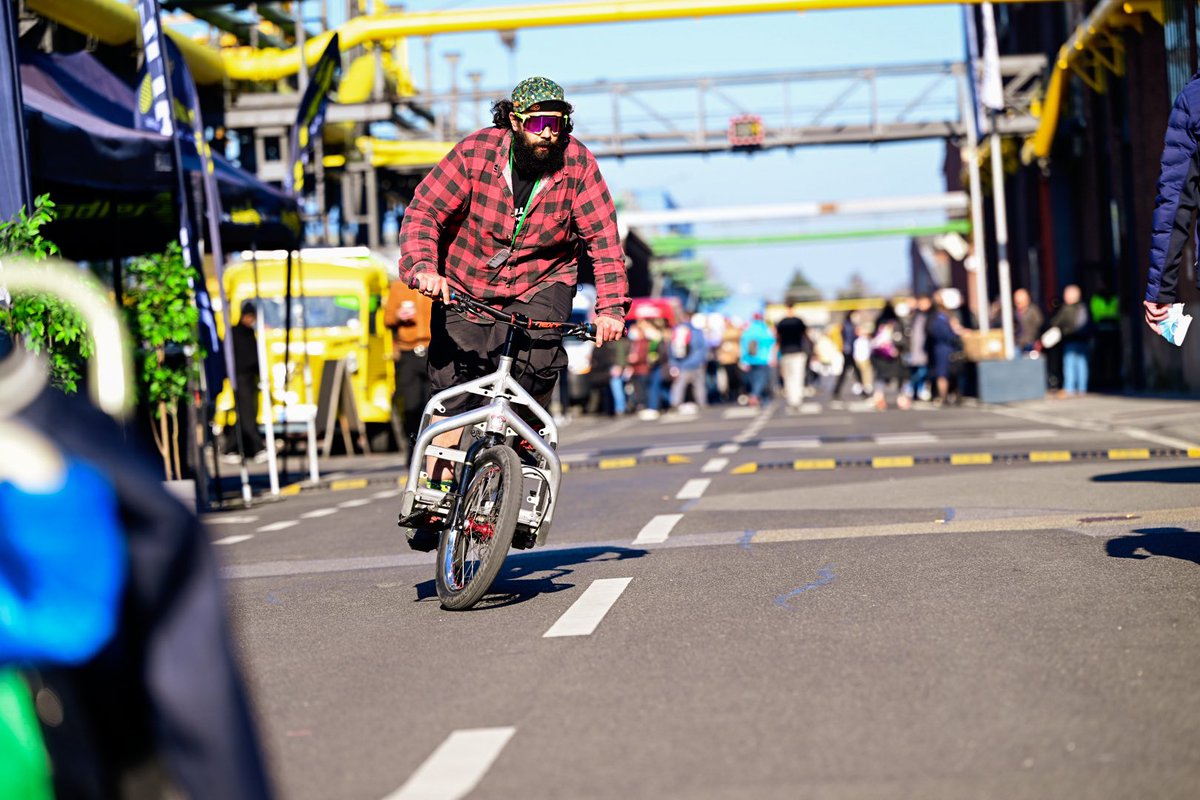 PuntaVelo's tweet photo. Alberto hat alle Testbullitts bereit gestellt! Jetzt kann es losgehen :) #cyclingworlddüsseldorf #larryvsharry #mulicycles https://t.co/yLce5UI8dt