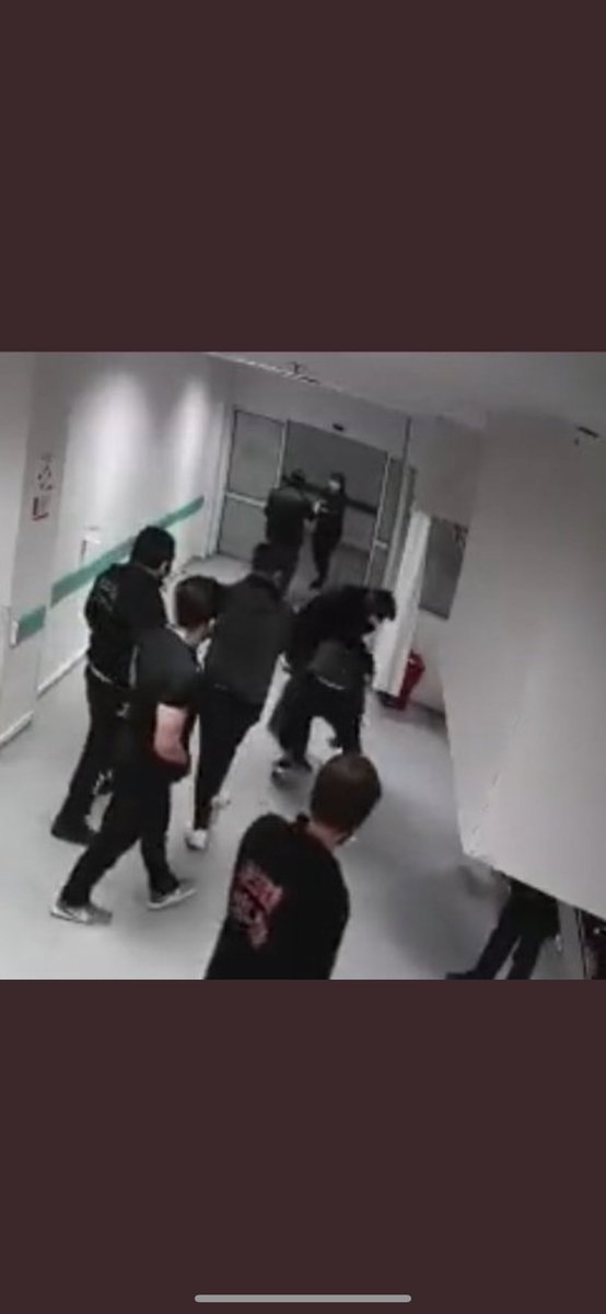 SORULAR !!!

1.Videoda doktorun şahsı dövdüğü kısım nerede?
2.Şahıs hastanede kalması gereken evrakı neden alıp götürüyor? 
3.Videoyu kim, neden basına sızdırdı? 
4.Madem sızdırıldı neden bir kısmı sızdırıldı?
5.Madem ortada suç yok şahsa neden işlem yapıldı?

#ŞiddeteBahaneYok