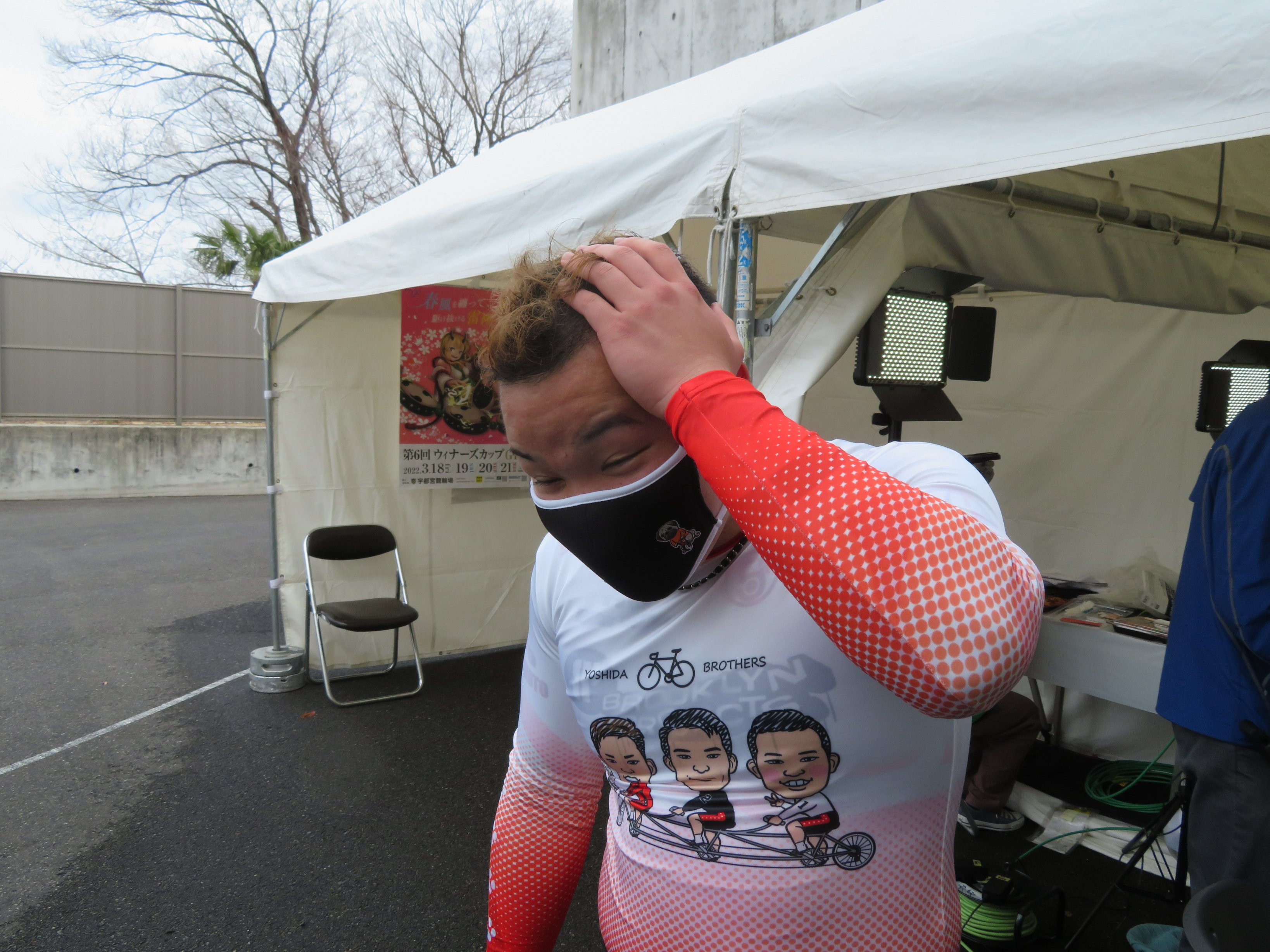 いわき平競輪公式hp運営スタッフ Rt Aokeistadium 宇都宮ウィナーズ 2日目 敗者戦だったとはいえ しっかり逃げ切った吉田有希は 明日 ３日目 もこの明るいポーズ 写真 左 で勝利者インタビューに来たいですね 負けちゃった時の頭を 掻くポーズは