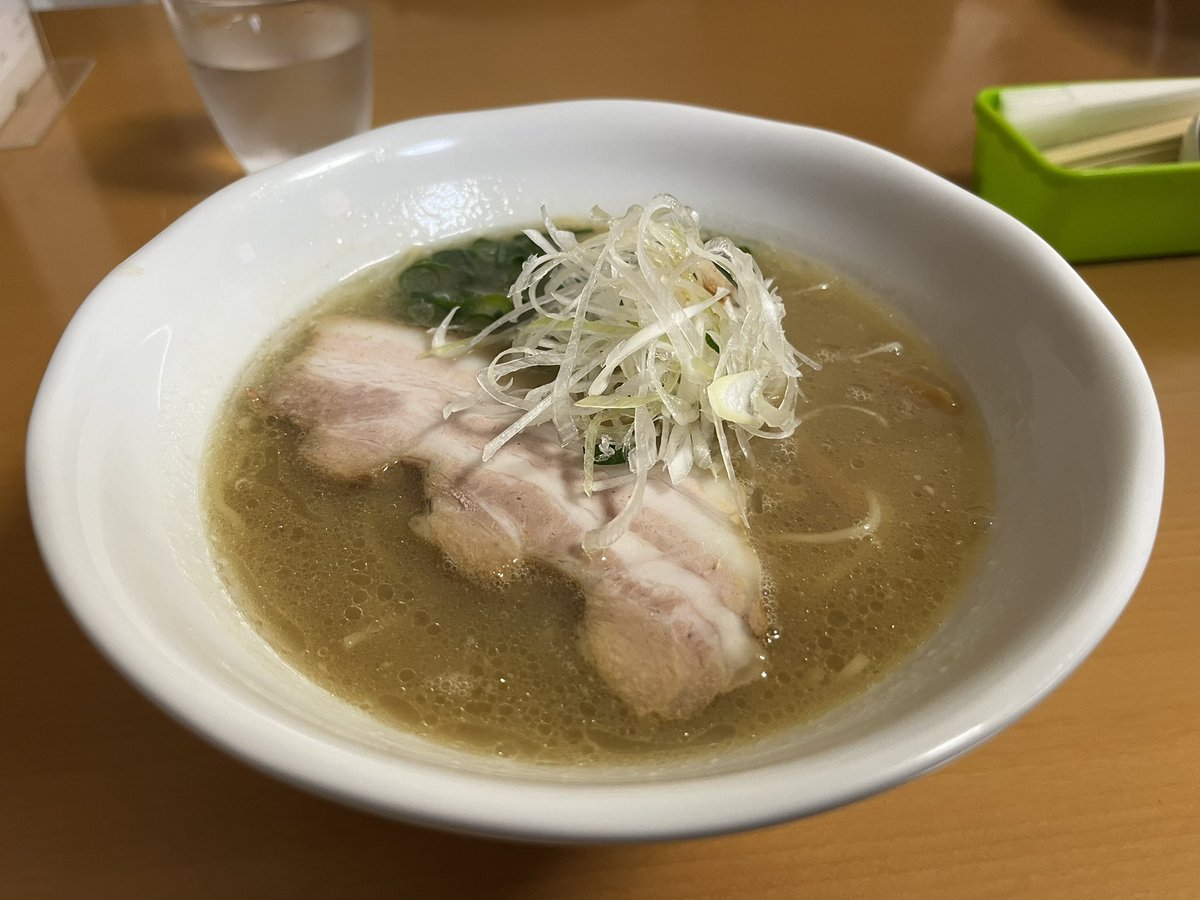 Ramenoki's tweet photo. 麺屋Aurum（四日市）
落ち着いた雰囲気の店内が印象的。塩を注文。鶏白湯ベースの塩ベースで、ほどよいこってり感が箸を進める。
スープは濃厚だが細麺でぷちぷちした歯切れの良い食感のため、濃さを感じさせず、��よいこっさり感を実現させる。シンプルながら奥が深いと感じさせる。🅿️有り。 https://t.co/rvZzYLKjUo