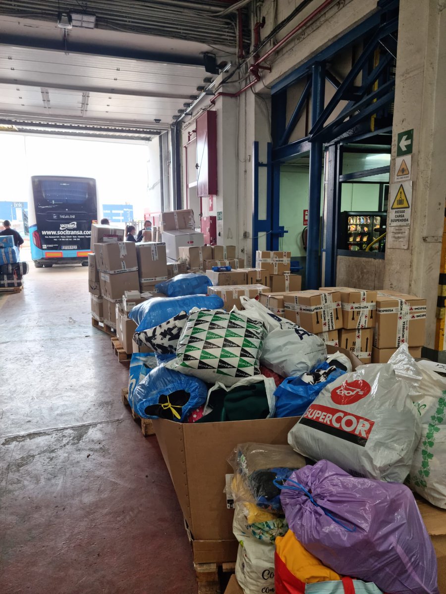 SOCITRANSA's tweet photo. Gracias a @Pefipresa_SAU, @TECNIFUEGOAESPI, @Cepreven e Incipresa, esta mañana hemos enviado dos autobuses a la frontera de Ucrania y Polonia, cargados de material humanitario, para a su vez, volver con refugiados ucranianos a Madrid.¡Muchas gracias por esta iniciativa solidaria! https://t.co/9CadwcIdCw