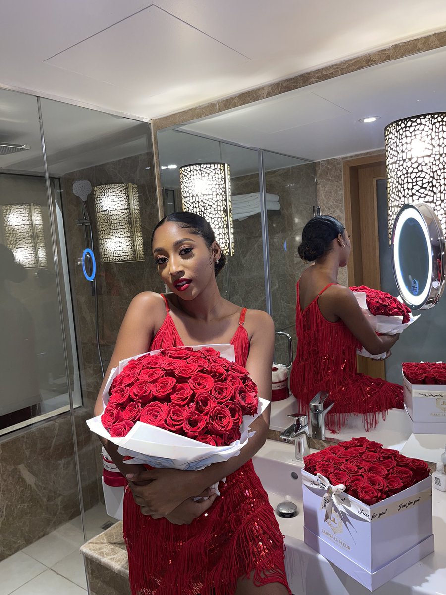 LarisalefleurF's tweet image. My dear brother! Shower her with beautiful and real roses. Princess treatment only 💅💅😌😌 #lovers #redroses #roseboxes #abujaflorist