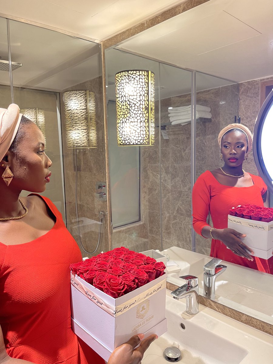 LarisalefleurF's tweet image. My dear brother! Shower her with beautiful and real roses. Princess treatment only 💅💅😌😌 #lovers #redroses #roseboxes #abujaflorist