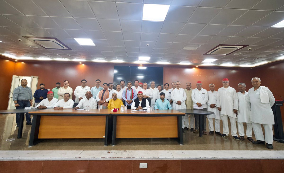 yadavakhilesh's tweet photo. करहल के कार्यकर्ताओं के साथ। https://t.co/GlH9Y6gsfl