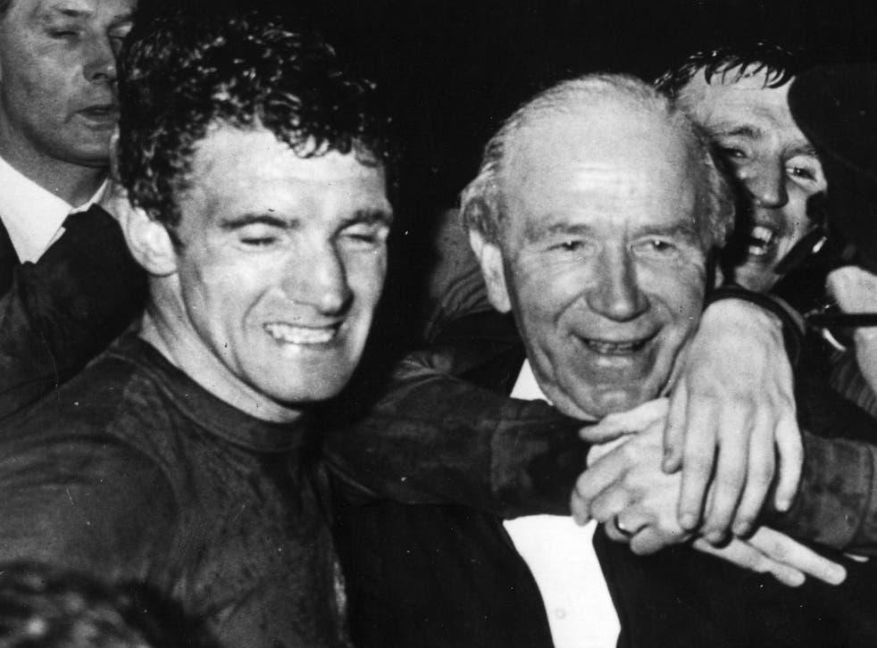 tshirtsunited's tweet photo. This photo alone gets Bill Foulkes into my all-time favourite United XI.
There at Munich, Foulkes was a stalwart for Busby and was right there 10 years later when he fulfilled his dream of lifting the European Cup.
Foulkes is often unsung, but he's always THERE.
#billfoulkes https://t.co/1smNTGPGfQ