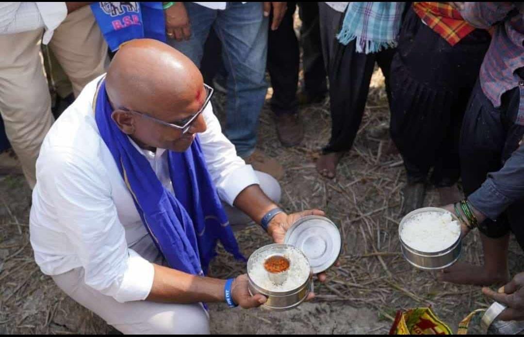 puli_kavitha's tweet photo. @RSPraveenSwaero మన అన్న, మన బిడ్డ, మన గుడిసెల్లో ఉంటడు, మనం పెట్టింది తింటడు, మన బతుకు గోసలు వింటడు. మనం గుండెల్లో పెట్టుకుంటే మన బతుకు రాతల్ని మార్చి బంగారం చేస్తడు. 
#IamRSP https://t.co/hGHgsDN5pr