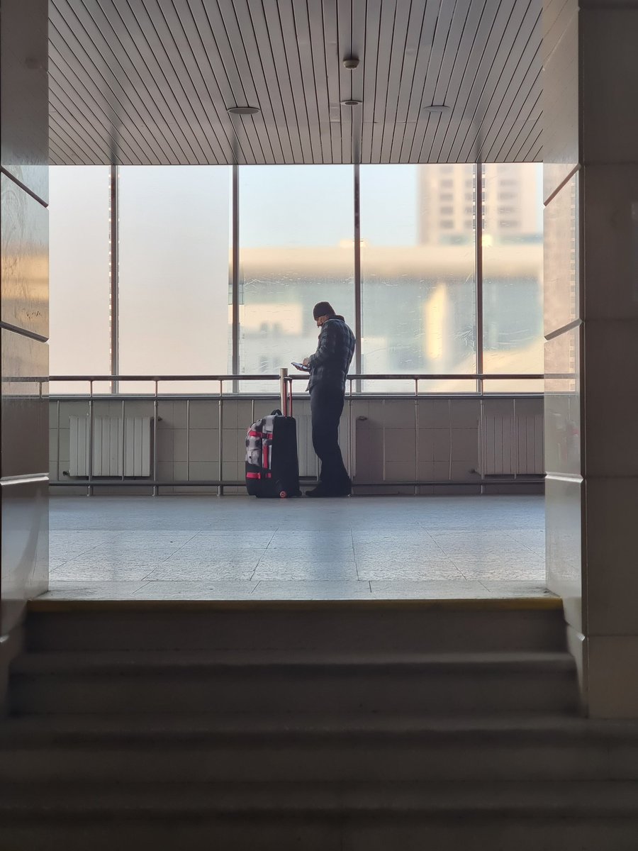 Ya termina el toque de queda. Los que dormimos adentro, hacemos fila para ganar la calle. Abran puertas. Día diáfano en Kiev.