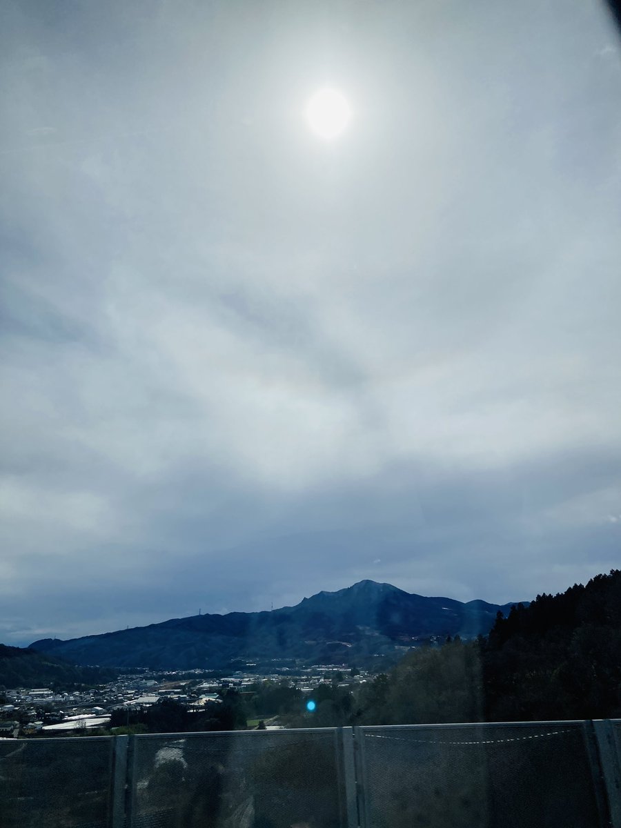 ◯年ぶりに故郷へ向かっています。
(写真はかみまの自宅近くとは異なります)
もちろん世界観は違うけど、自分の中にあるこういう原風景を、何かしらアザ森の中で描きたいんだろうなぁ…と思うところはあり。
#アザミの森