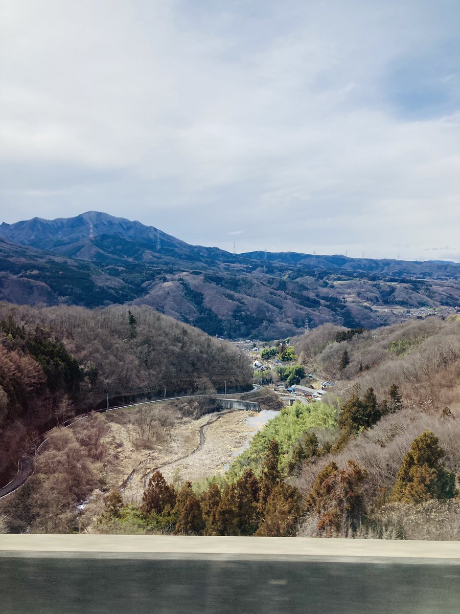 ◯年ぶりに故郷へ向かっています。
(写真はかみまの自宅近くとは異なります)
もちろん世界観は違うけど、自分の中にあるこういう原風景を、何かしらアザ森の中で描きたいんだろうなぁ…と思うところはあり。
#アザミの森