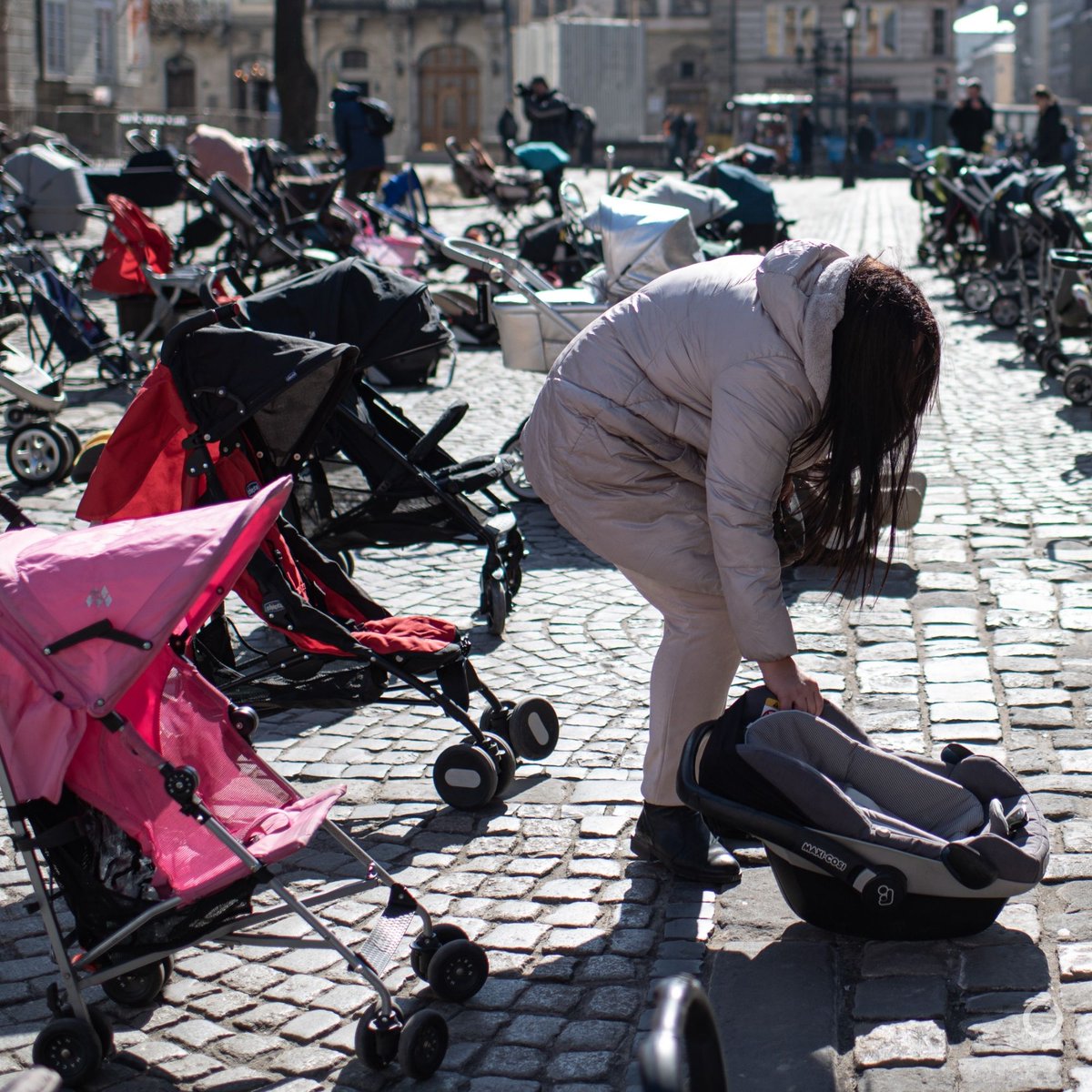 Коляска с убитыми детьми. В пустую коляску. Прогулочная коляска на осень. В пустую коляску. Коляска на улице.