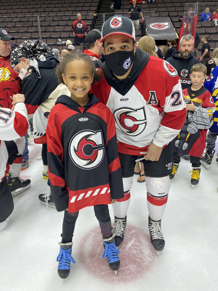 wilsonjade18's tweet photo. Thanks @CincyCyclones for such a fun night! https://t.co/XMzEksSNkE