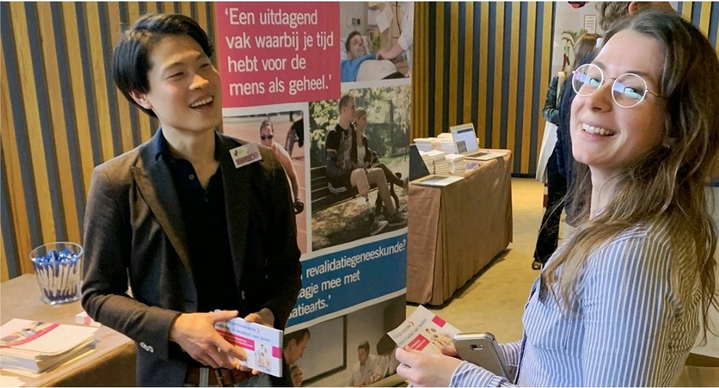 DrJohanLim's tweet photo. Afgelopen weekend waren  @ClemensRommers en ik namens @Revalidatiearts aanwezig op de carrièrebeurs tijdens het Nationaal Coassistenten Congres, om #coassistenten te vertellen over het mooie vak #revalidatiegeneeskunde!

https://t.co/EVNUvUdlD6 https://t.co/5OZnQfIVaZ