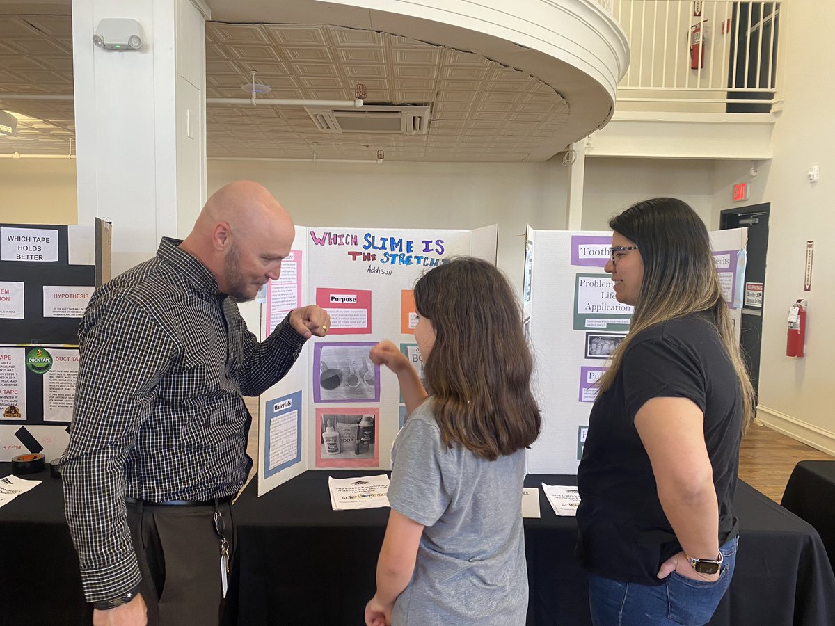 KarmenLogan's tweet photo. Science is alive and well with our elementary students in @WacoISD. We celebrated our science fair winners and all the staff that families that supported their success. #wacoisd #sciencefair2022 https://t.co/IBkNdXBGWc