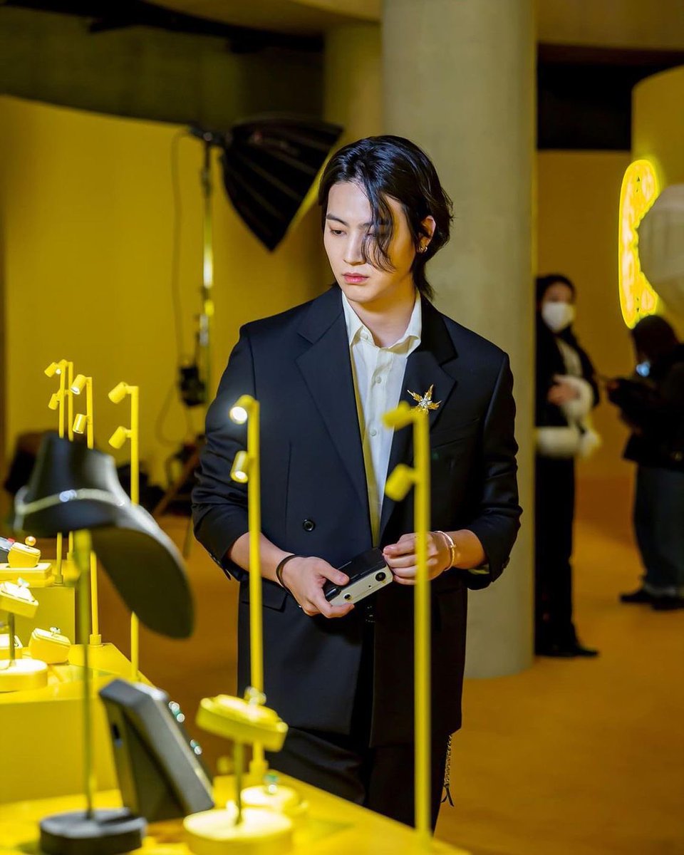 JAYEBDEF's tweet photo. Run around Tiffany &amp; Co's popup installation to capture their new collection, Yellow Is The New Blue. https://t.co/dBWQvmxRXp