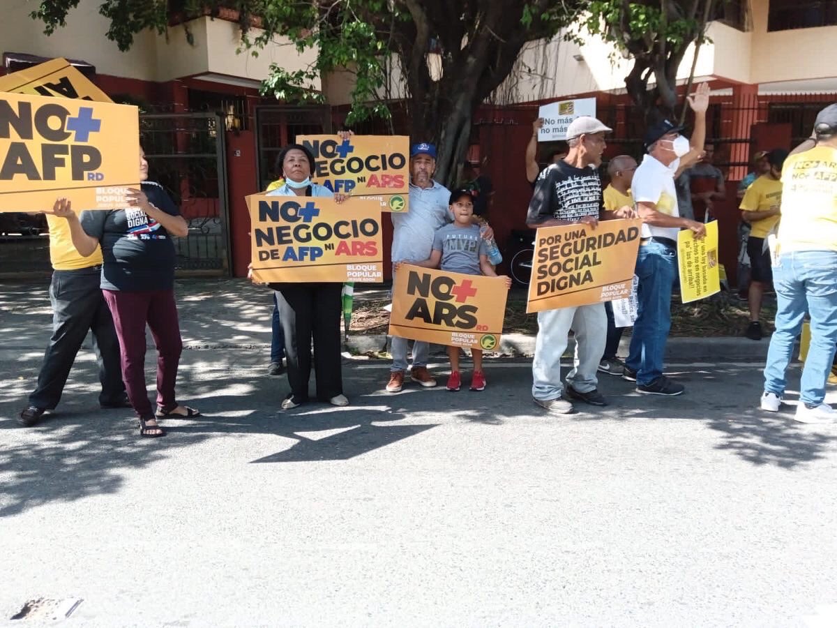 UnionUCTRD's tweet photo. La Unión Clasista De Trabajadores UCT, diciendo presente en la protesta frente a la SIPEN, reclamando una Seguridad Social Digna y el cese de la estafa de las AFP’s y las ARS’

#UCT #Trabajadorxs #SeguridadSocialDignaRD #NoMásAFP #NoMásARS https://t.co/3YIU1brQTk