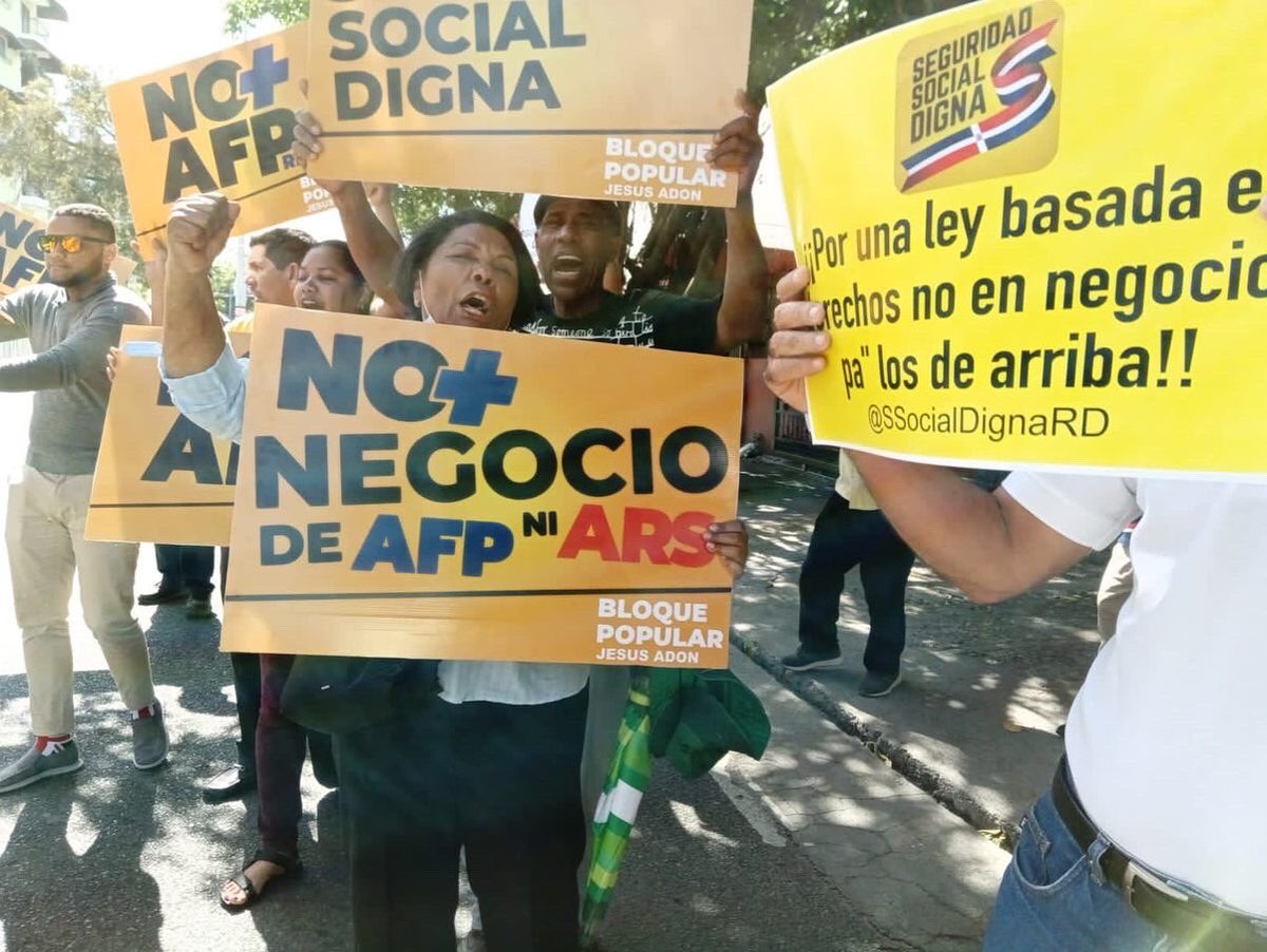 UnionUCTRD's tweet photo. La Unión Clasista De Trabajadores UCT, diciendo presente en la protesta frente a la SIPEN, reclamando una Seguridad Social Digna y el cese de la estafa de las AFP’s y las ARS’

#UCT #Trabajadorxs #SeguridadSocialDignaRD #NoMásAFP #NoMásARS https://t.co/3YIU1brQTk