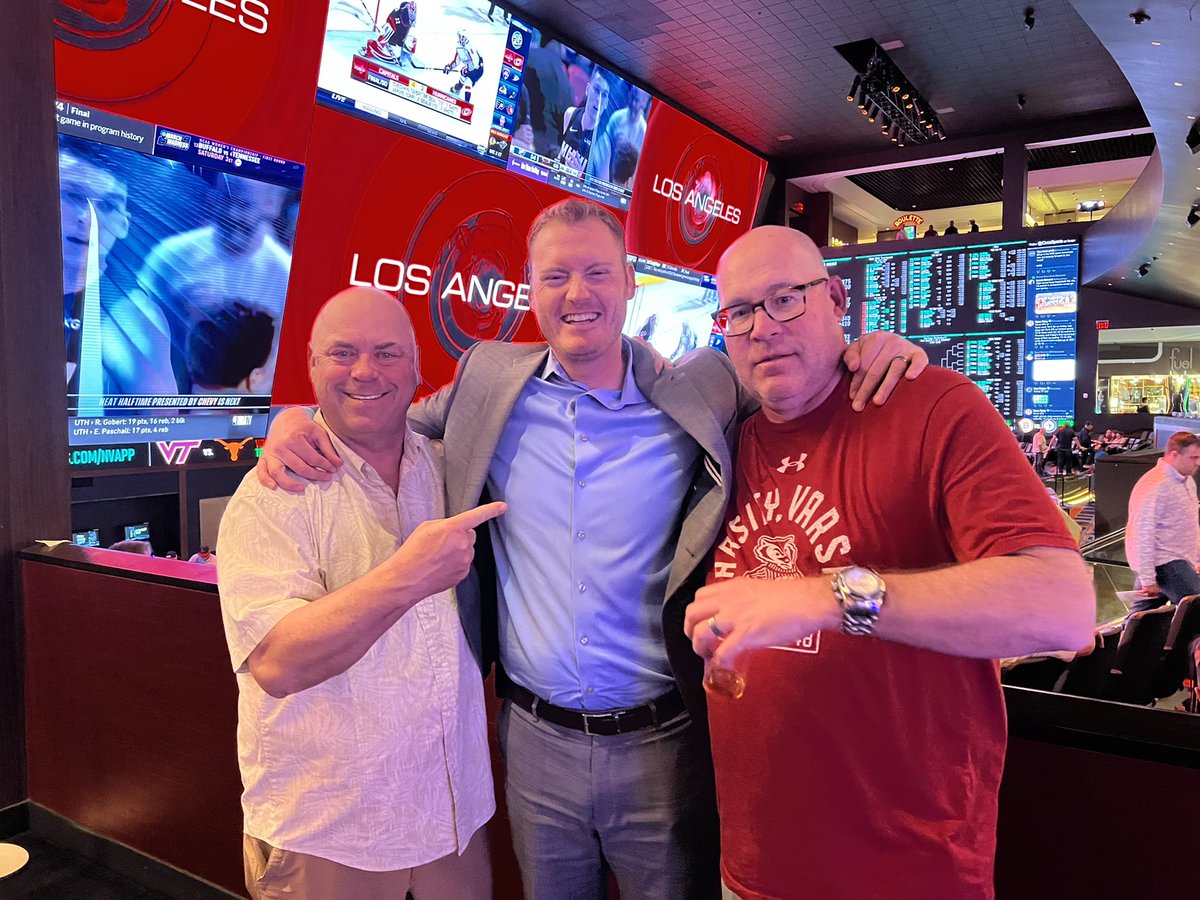 czabe's tweet photo. Great to see the #BigGinger @1TimMurray doin’ his thing @VSiNLive at Circa. https://t.co/SlyA3HZz7u