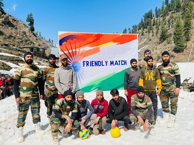 BaramullaLovers's tweet photo. "Where there is #Unity, there is always #victory."

Lifted spirit and spirite soul in the first ever #Awam #IndianArmy #Snow #volleyball match in far flung #Village in #Kashmir.

#IndianArmyPeoplesArmy  
#NayaKashmir 
#BadaltaKashmir 
#JammuAndKashmir 
#BeautyOfKashmir https://t.co/tRbCK3BYhG