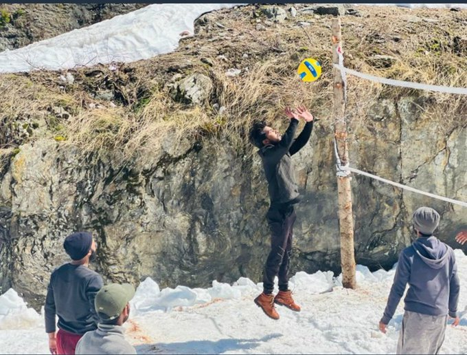 BaramullaLovers's tweet photo. "Where there is #Unity, there is always #victory."

Lifted spirit and spirite soul in the first ever #Awam #IndianArmy #Snow #volleyball match in far flung #Village in #Kashmir.

#IndianArmyPeoplesArmy  
#NayaKashmir 
#BadaltaKashmir 
#JammuAndKashmir 
#BeautyOfKashmir https://t.co/tRbCK3BYhG