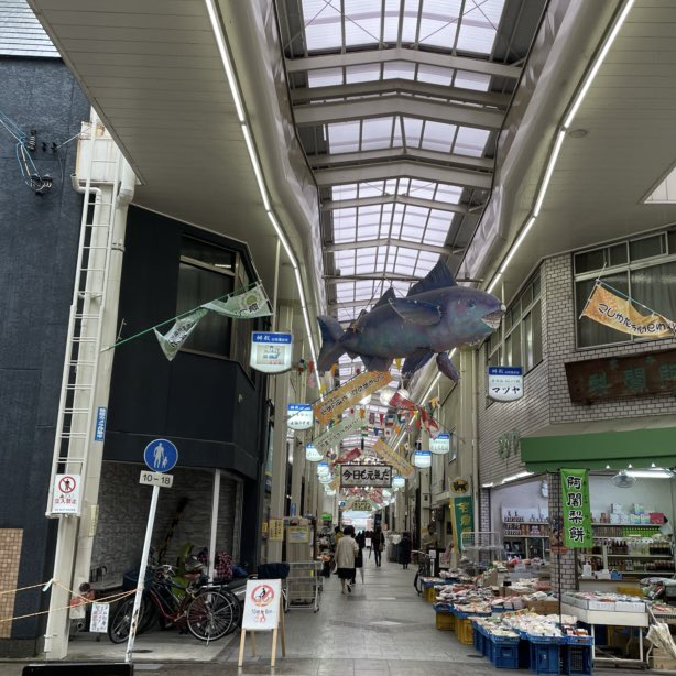 たまこまーけっとのモデルになった出町ふたばさんへお餅を買いに来ました♪
商店街の入り口にはたまこちゃんチョイちゃんデラのお出迎え付きです!
春らしい桜餅と定番の豆餅をいただきました♪お餅の塩加減と餡の甘さが絶妙でとても美味しいです🍡🍵💕 