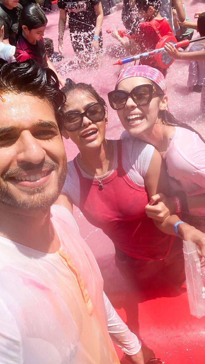 ETimesTV's tweet photo. Akanksha Juneja, Krish Pathak, Akash Jagga and Sonya Saamoor at their best at holi party yesterday!❤️

#krishhpathak #akankshajunejaofficial #sonyaaayodhya
#akashrjagga
#holi #actors #party #etimestv https://t.co/4DSiUZAmYr