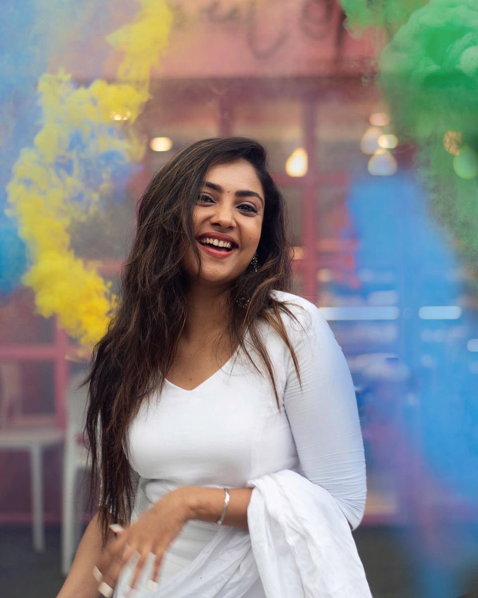 jsolu_tions's tweet photo. Beautiful #SmruthiVenkat adds beauty to the colors of Holi 🤍
@smruthi_venkat #Smruthi #jsolutions #Maaran #maaranstreamingnow https://t.co/i0sK9Y0Qfl