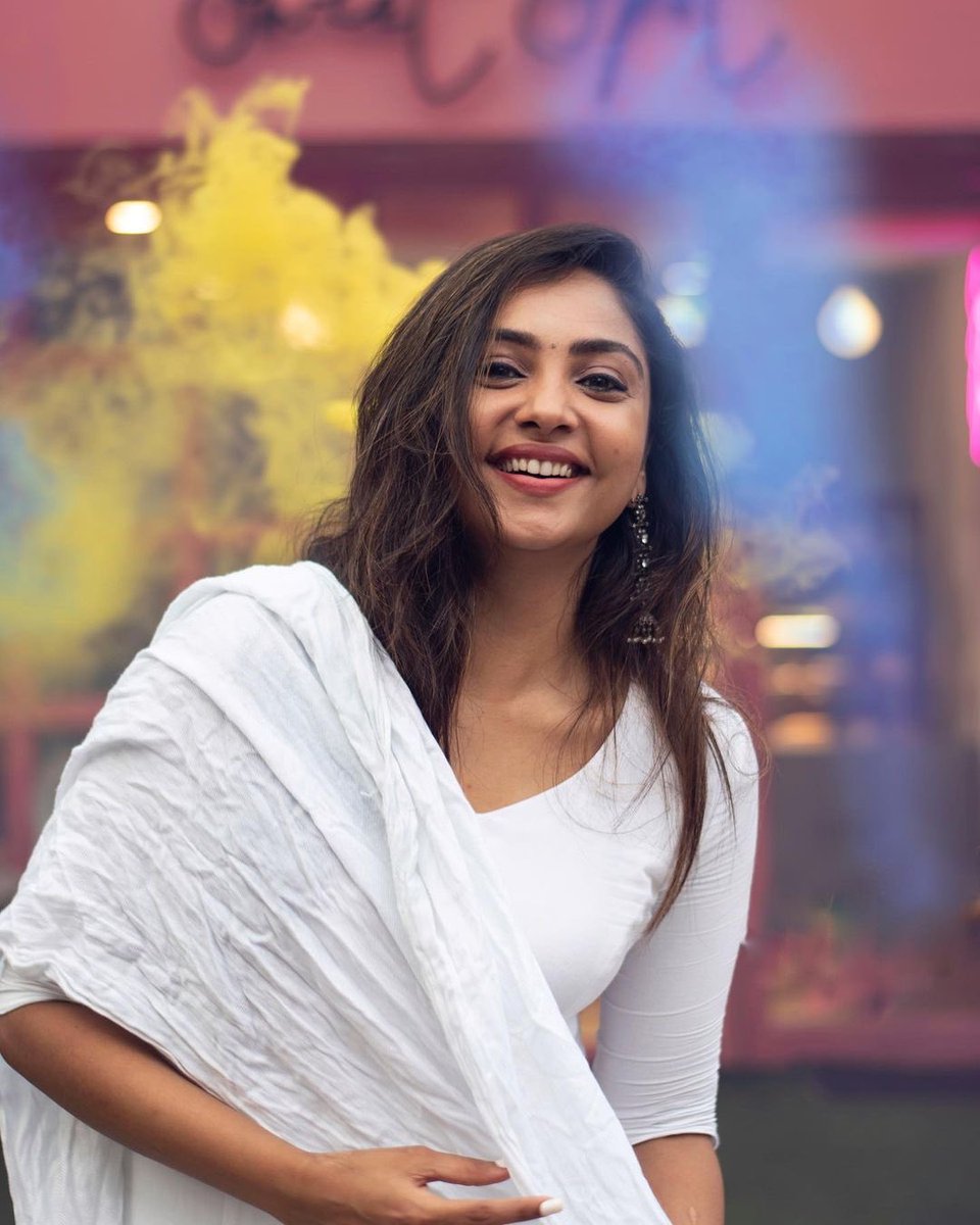 jsolu_tions's tweet photo. Beautiful #SmruthiVenkat adds beauty to the colors of Holi 🤍
@smruthi_venkat #Smruthi #jsolutions #Maaran #maaranstreamingnow https://t.co/i0sK9Y0Qfl