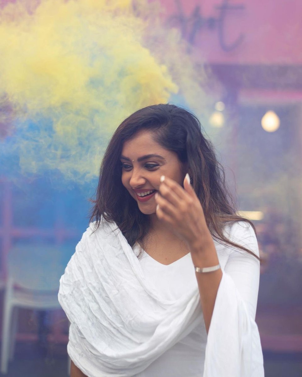 jsolu_tions's tweet photo. Beautiful #SmruthiVenkat adds beauty to the colors of Holi 🤍
@smruthi_venkat #Smruthi #jsolutions #Maaran #maaranstreamingnow https://t.co/i0sK9Y0Qfl