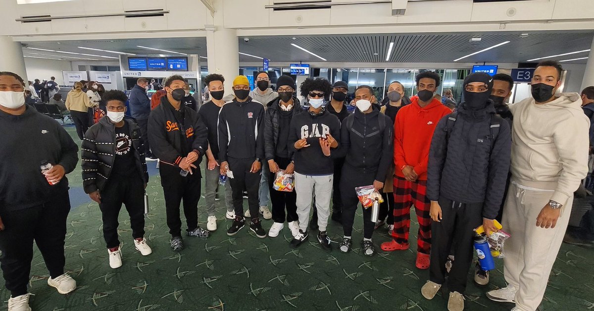 LakayanaD's tweet photo. Here we go. 11 rising Black men headed to Washington D.C. to represent Portland, OR. We stand on the shoulders of giants who paved the way for us to be here today. Thank you for all the support from so many to make this trip possible. Onward! ✊🏽👑 https://t.co/9m9HyVDi4C