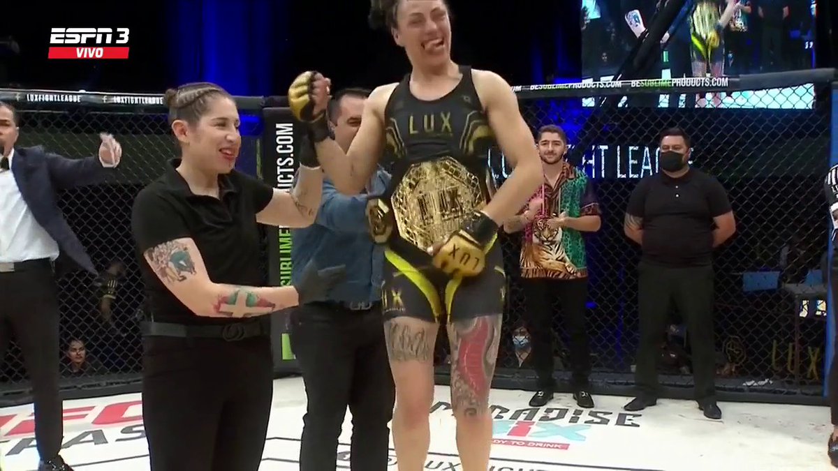 ESPNKnockOut's tweet photo. De México para el Mundo. 🙌🇲🇽
Victoria Alba hizo HISTORIA...😮
La mexicana lució tremenda en el octágono y acabó con Daniela Villasmil en el R4. 👏🤩
PRIMERA CAMPEONA LUX MOSCA 🏆🙌
#LUX021 🔥 EN VIVO 🔥 por #ESPNKnockOut desde Monterrey 🇲🇽
📺 @StarPlusLA https://t.co/KMpi1GBDLw