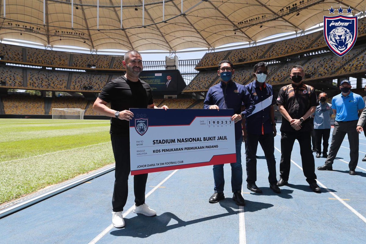 HRHJohorII's tweet photo. DYAM TUNKU MAHKOTA JOHOR MELAWAT STADIUM NASIONAL BUKIT JALIL BERSAMA PENYELIA PADANG JDT DAN CAPAI KATA SEPAKAT DENGAN PIHAK STADIUM UNTUK PADANG BAHARU https://t.co/FxDrTu5exP