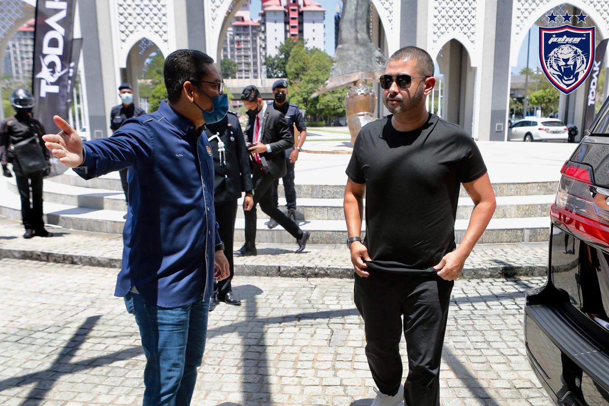 HRHJohorII's tweet photo. DYAM TUNKU MAHKOTA JOHOR MELAWAT STADIUM NASIONAL BUKIT JALIL BERSAMA PENYELIA PADANG JDT DAN CAPAI KATA SEPAKAT DENGAN PIHAK STADIUM UNTUK PADANG BAHARU https://t.co/FxDrTu5exP