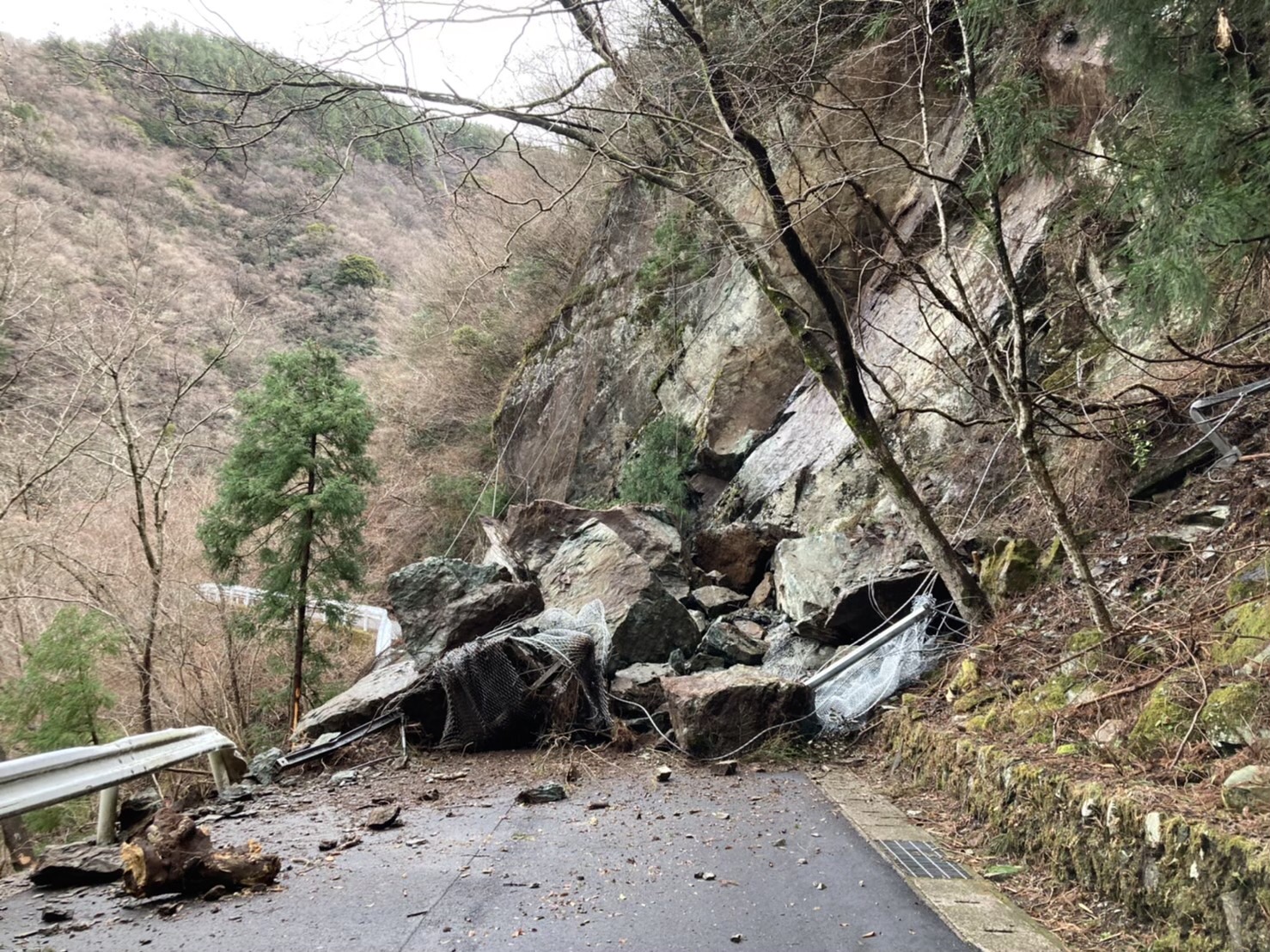 南海放送 News Ch 4 公式 １９日朝 東洋のマチュピチュ と呼ばれる 旧別子銅山 の 東平地区 新居浜市 に通じる市道で 大規模な土砂崩れが発生した この土砂崩れによる けが人はいなかった 市道は 全面通行止めとなっていて マイントピア別