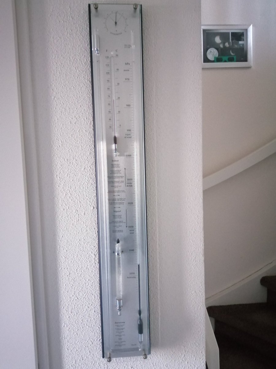 weermanrobert's tweet image. 😱 Ik heb deze contrabarometer nu 7 jaar. Hij heeft nog nooit zo hoog gestaan (of in dit geval de vloeistof heel laag). Er is nog maar een heel klein beetje over onder. Met #StormEunice zat hij helemaal boven.