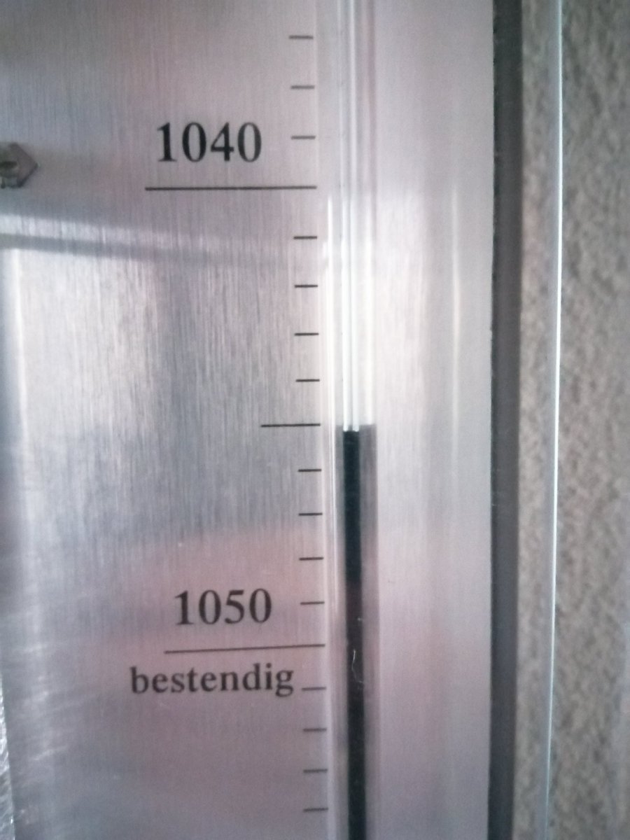weermanrobert's tweet image. 😱 Ik heb deze contrabarometer nu 7 jaar. Hij heeft nog nooit zo hoog gestaan (of in dit geval de vloeistof heel laag). Er is nog maar een heel klein beetje over onder. Met #StormEunice zat hij helemaal boven.