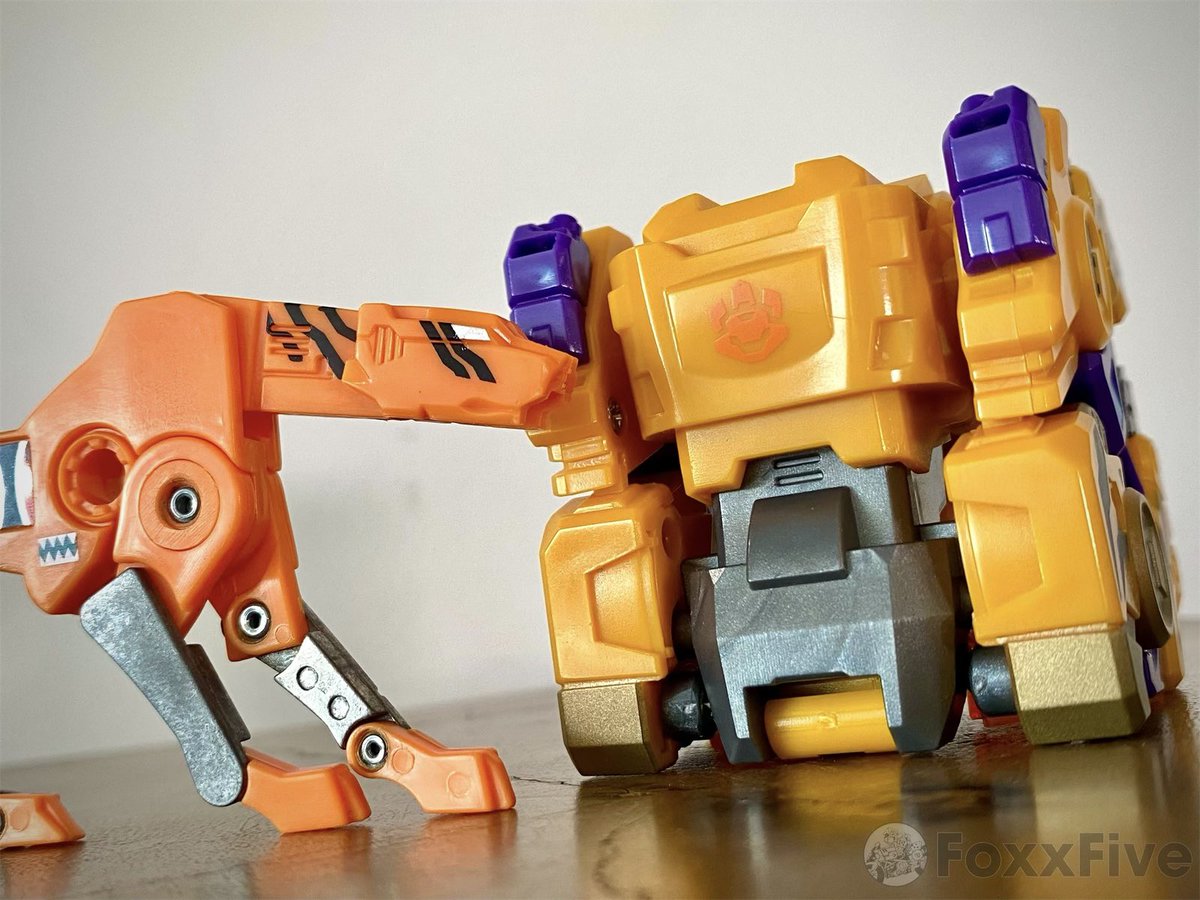 foxracingfive's tweet photo. Sniffing the competition @52Toys @52TOYSJP @s250_MKII #52toys #beastbox #desktoys #ビーストボックス #torado #ravage #stripes https://t.co/KB8lKywmH9