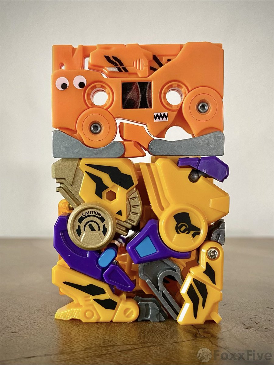 foxracingfive's tweet photo. Sniffing the competition @52Toys @52TOYSJP @s250_MKII #52toys #beastbox #desktoys #ビーストボックス #torado #ravage #stripes https://t.co/KB8lKywmH9