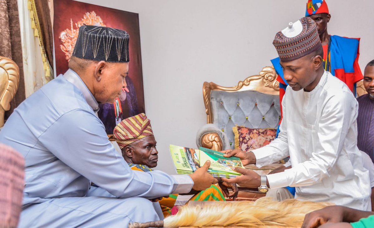 AppealsKogi's tweet photo. The Attah of Igala, His Royal Majesty, Chief Mathew Opaluwa Oguche Akpa has commended KOGI APPEALS for facilitating the needed support for farmers across the three senatorial districts of the state aimed at increasing their productivity and improving their livelihood. https://t.co/8rSgBiPTut