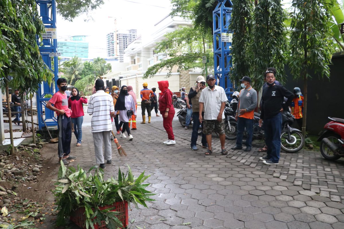 Kec_Mariso's tweet photo. Sabtu Bersih, Camat Mariso Pupuk Kebersamaan Dan Ajak Warga Jaga Kebersihan Lingkungan https://t.co/6z7nnJjEiy
