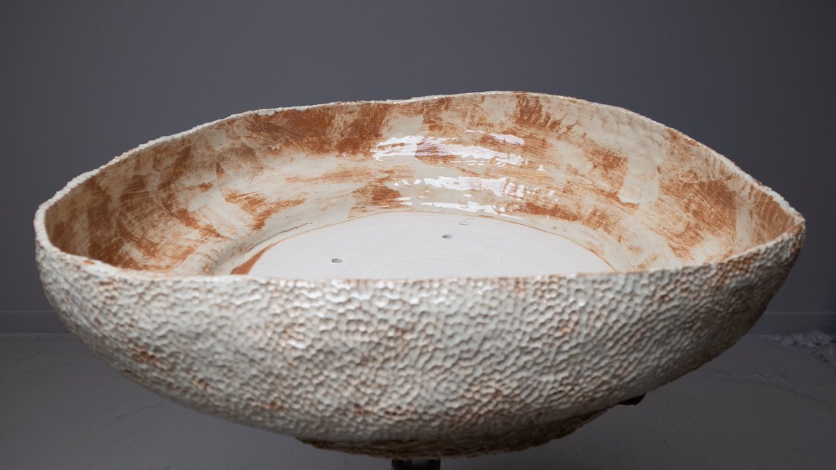 nigelcallisto's tweet photo. A very large bonsai pot made by Hope Studios for Owen Reich’s rare American Holly he’s been working on. The texture on the exterior is hand carved. #bonsai #bonsaicommunity #bonsaipot #pottery #ceramics #NFTCommunity #pots #GardeningTwitter https://t.co/3x2k0xJtki