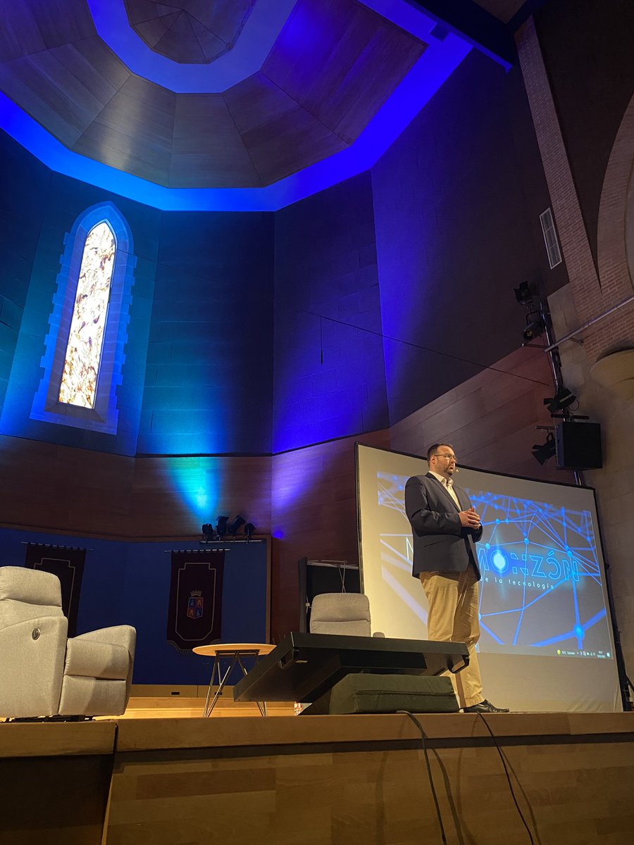 somosfareros's tweet photo. Turno de @Jarenaszgz de @CriptoLegal_Es explicando modelos de negocio basados en #tokenizacion Seguimos en @MetaMonzon #innovacionglobal #monzondigital https://t.co/VcK7zhEQVZ