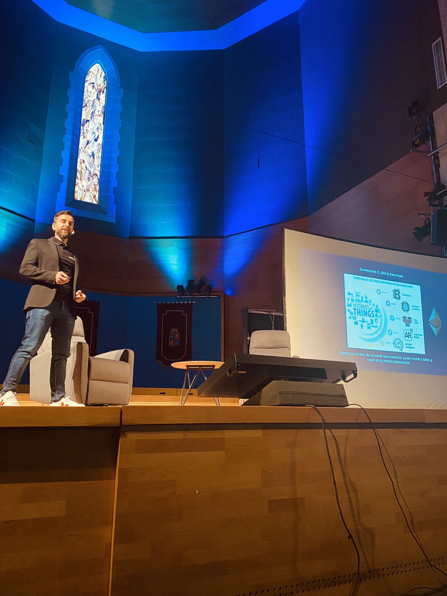 somosfareros's tweet photo. Valentín Santamaría de @Belobabafund ilustrándonos sobre #criptomonedas en @MetaMonzon #innovacionglobal #monzondigital https://t.co/s7BPESmj2N